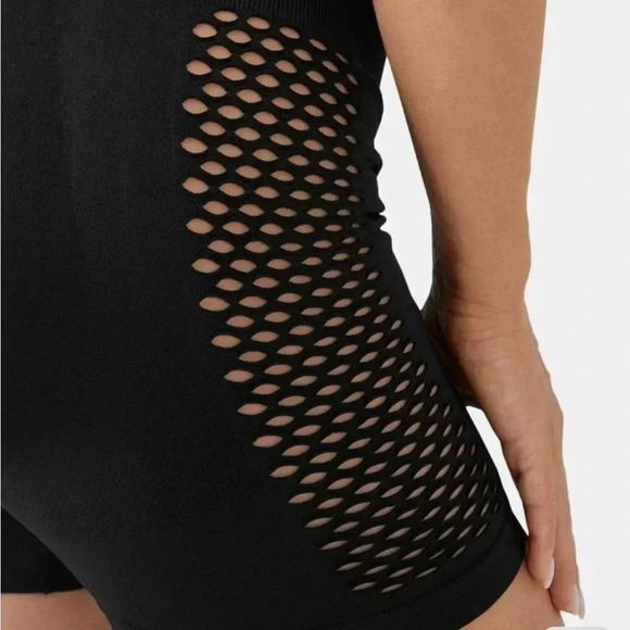 Halara Seamless Flow High Waisted Cut Out Ruched Yoga Biker Shorts - Medium - Picture 4 of 10